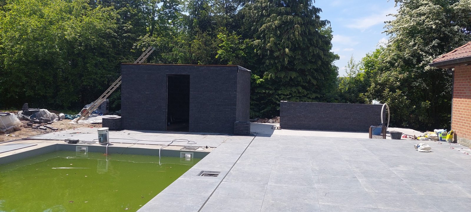 Pool house et bar construction dans le jardin en wallonie entreprise de construction